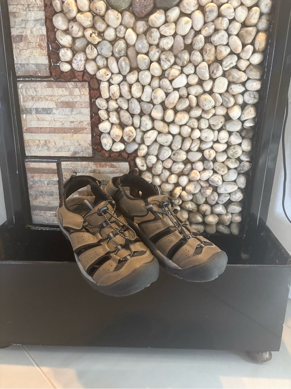 Men's Brown Outdoor Closed-Toe Sandals with Secure Bungee Fit